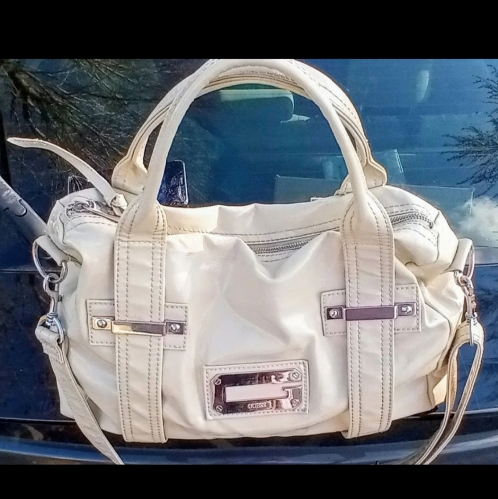 **ISO** THIS GUESS BAG 😍